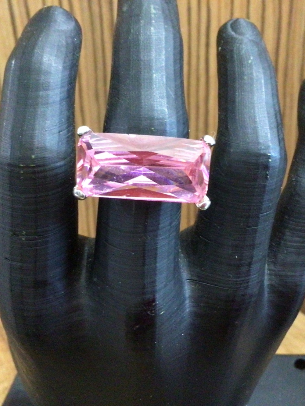 925 Silver ring with pink rectangular stone. Size 8 beautiful ring